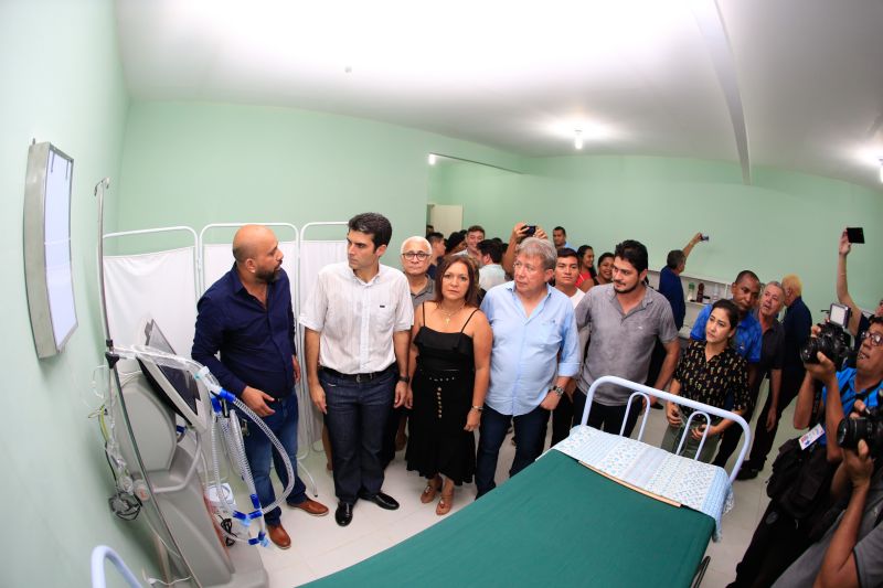 Para fomentar a economia, o turismo e a cultura do município de Moju e de toda a região do Baixo Tocantins, a Feira Agrocultural promove uma extensa programação, com exposições de produtos agrícolas e de artesanato, venda de comidas típicas, prestação de serviços à comunidade, apresentação de alunos de escolas municipais e estaduais, shows de artistas locais e nacionais e concurso de beleza. O governador do Pará, Helder Barbalho, foi ao evento na noite desta sexta-feira (29) conhecer o trabalho de agricultores e empreendedores de Moju e outros municípios da região. <div class='credito_fotos'>Foto: Marco Santos / Ag. Pará   |   <a href='/midias/2019/originais/5709_595f4591-f281-f67e-ea74-8f581f722bb8.jpg' download><i class='fa-solid fa-download'></i> Download</a></div>