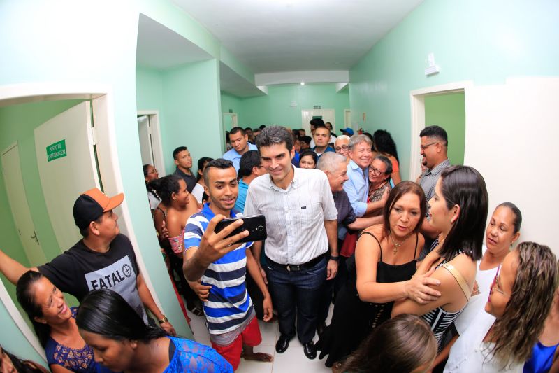 Para fomentar a economia, o turismo e a cultura do município de Moju e de toda a região do Baixo Tocantins, a Feira Agrocultural promove uma extensa programação, com exposições de produtos agrícolas e de artesanato, venda de comidas típicas, prestação de serviços à comunidade, apresentação de alunos de escolas municipais e estaduais, shows de artistas locais e nacionais e concurso de beleza. O governador do Pará, Helder Barbalho, foi ao evento na noite desta sexta-feira (29) conhecer o trabalho de agricultores e empreendedores de Moju e outros municípios da região. <div class='credito_fotos'>Foto: Marco Santos / Ag. Pará   |   <a href='/midias/2019/originais/5709_63ce4e63-fa57-4027-2889-a08c5a77c0dc.jpg' download><i class='fa-solid fa-download'></i> Download</a></div>