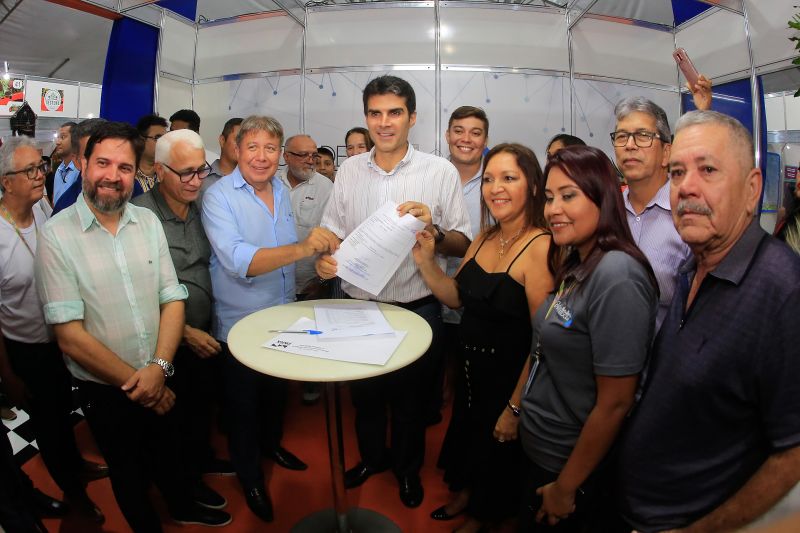 Para fomentar a economia, o turismo e a cultura do município de Moju e de toda a região do Baixo Tocantins, a Feira Agrocultural promove uma extensa programação, com exposições de produtos agrícolas e de artesanato, venda de comidas típicas, prestação de serviços à comunidade, apresentação de alunos de escolas municipais e estaduais, shows de artistas locais e nacionais e concurso de beleza. O governador do Pará, Helder Barbalho, foi ao evento na noite desta sexta-feira (29) conhecer o trabalho de agricultores e empreendedores de Moju e outros municípios da região. <div class='credito_fotos'>Foto: Marco Santos / Ag. Pará   |   <a href='/midias/2019/originais/5709_6b110fc1-3bd9-cd95-6f52-d8e7da2532fc.jpg' download><i class='fa-solid fa-download'></i> Download</a></div>