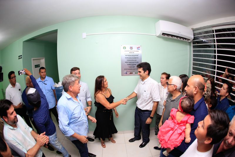 Para fomentar a economia, o turismo e a cultura do município de Moju e de toda a região do Baixo Tocantins, a Feira Agrocultural promove uma extensa programação, com exposições de produtos agrícolas e de artesanato, venda de comidas típicas, prestação de serviços à comunidade, apresentação de alunos de escolas municipais e estaduais, shows de artistas locais e nacionais e concurso de beleza. O governador do Pará, Helder Barbalho, foi ao evento na noite desta sexta-feira (29) conhecer o trabalho de agricultores e empreendedores de Moju e outros municípios da região. <div class='credito_fotos'>Foto: Marco Santos / Ag. Pará   |   <a href='/midias/2019/originais/5709_7485b63e-1ede-7481-eef8-23e3b4b263a3.jpg' download><i class='fa-solid fa-download'></i> Download</a></div>