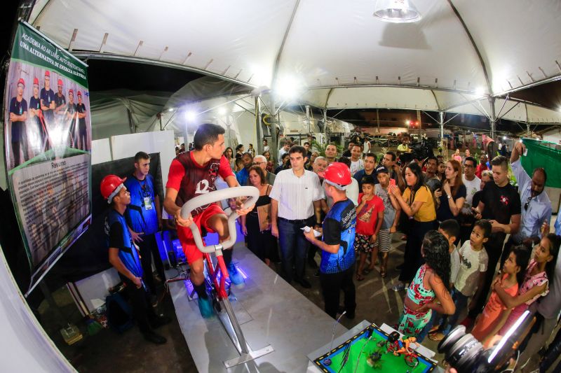 Para fomentar a economia, o turismo e a cultura do município de Moju e de toda a região do Baixo Tocantins, a Feira Agrocultural promove uma extensa programação, com exposições de produtos agrícolas e de artesanato, venda de comidas típicas, prestação de serviços à comunidade, apresentação de alunos de escolas municipais e estaduais, shows de artistas locais e nacionais e concurso de beleza. O governador do Pará, Helder Barbalho, foi ao evento na noite desta sexta-feira (29) conhecer o trabalho de agricultores e empreendedores de Moju e outros municípios da região. <div class='credito_fotos'>Foto: Marco Santos / Ag. Pará   |   <a href='/midias/2019/originais/5709_83185668-0171-1f5e-8033-c18438f047cc.jpg' download><i class='fa-solid fa-download'></i> Download</a></div>