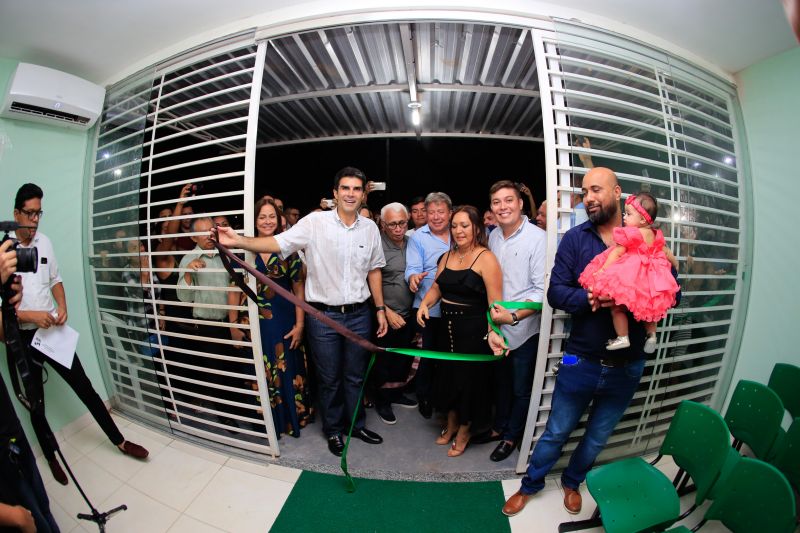 Para fomentar a economia, o turismo e a cultura do município de Moju e de toda a região do Baixo Tocantins, a Feira Agrocultural promove uma extensa programação, com exposições de produtos agrícolas e de artesanato, venda de comidas típicas, prestação de serviços à comunidade, apresentação de alunos de escolas municipais e estaduais, shows de artistas locais e nacionais e concurso de beleza. O governador do Pará, Helder Barbalho, foi ao evento na noite desta sexta-feira (29) conhecer o trabalho de agricultores e empreendedores de Moju e outros municípios da região. <div class='credito_fotos'>Foto: Marco Santos / Ag. Pará   |   <a href='/midias/2019/originais/5709_8db83f35-9603-352f-cd27-456791095217.jpg' download><i class='fa-solid fa-download'></i> Download</a></div>