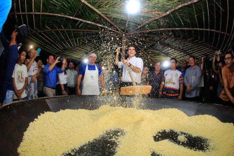 Para fomentar a economia, o turismo e a cultura do município de Moju e de toda a região do Baixo Tocantins, a Feira Agrocultural promove uma extensa programação, com exposições de produtos agrícolas e de artesanato, venda de comidas típicas, prestação de serviços à comunidade, apresentação de alunos de escolas municipais e estaduais, shows de artistas locais e nacionais e concurso de beleza. O governador do Pará, Helder Barbalho, foi ao evento na noite desta sexta-feira (29) conhecer o trabalho de agricultores e empreendedores de Moju e outros municípios da região. <div class='credito_fotos'>Foto: Marco Santos / Ag. Pará   |   <a href='/midias/2019/originais/5709_9c8a5c87-7827-92b2-0b42-b8de402b9f3a.jpg' download><i class='fa-solid fa-download'></i> Download</a></div>