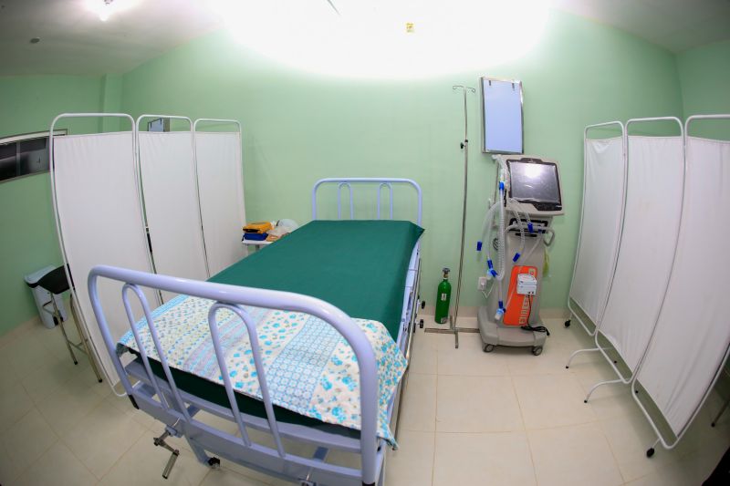 Para fomentar a economia, o turismo e a cultura do município de Moju e de toda a região do Baixo Tocantins, a Feira Agrocultural promove uma extensa programação, com exposições de produtos agrícolas e de artesanato, venda de comidas típicas, prestação de serviços à comunidade, apresentação de alunos de escolas municipais e estaduais, shows de artistas locais e nacionais e concurso de beleza. O governador do Pará, Helder Barbalho, foi ao evento na noite desta sexta-feira (29) conhecer o trabalho de agricultores e empreendedores de Moju e outros municípios da região. <div class='credito_fotos'>Foto: Marco Santos / Ag. Pará   |   <a href='/midias/2019/originais/5709_9fc0a2b9-ae1d-78a6-3b06-3ded32885a18.jpg' download><i class='fa-solid fa-download'></i> Download</a></div>