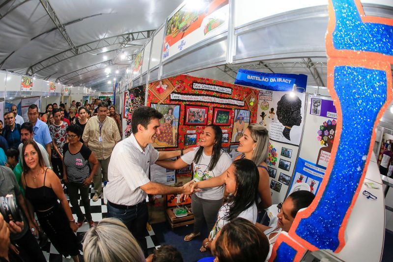 Para fomentar a economia, o turismo e a cultura do município de Moju e de toda a região do Baixo Tocantins, a Feira Agrocultural promove uma extensa programação, com exposições de produtos agrícolas e de artesanato, venda de comidas típicas, prestação de serviços à comunidade, apresentação de alunos de escolas municipais e estaduais, shows de artistas locais e nacionais e concurso de beleza. O governador do Pará, Helder Barbalho, foi ao evento na noite desta sexta-feira (29) conhecer o trabalho de agricultores e empreendedores de Moju e outros municípios da região. <div class='credito_fotos'>Foto: Marco Santos / Ag. Pará   |   <a href='/midias/2019/originais/5709_a969069c-a267-5cf0-9026-25d77dbcfede.jpg' download><i class='fa-solid fa-download'></i> Download</a></div>