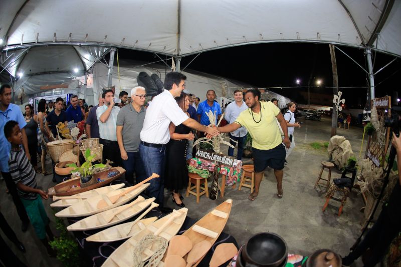 Para fomentar a economia, o turismo e a cultura do município de Moju e de toda a região do Baixo Tocantins, a Feira Agrocultural promove uma extensa programação, com exposições de produtos agrícolas e de artesanato, venda de comidas típicas, prestação de serviços à comunidade, apresentação de alunos de escolas municipais e estaduais, shows de artistas locais e nacionais e concurso de beleza. O governador do Pará, Helder Barbalho, foi ao evento na noite desta sexta-feira (29) conhecer o trabalho de agricultores e empreendedores de Moju e outros municípios da região. <div class='credito_fotos'>Foto: Marco Santos / Ag. Pará   |   <a href='/midias/2019/originais/5709_b36ff2c9-ac18-0de9-1a70-c56e8e5129f8.jpg' download><i class='fa-solid fa-download'></i> Download</a></div>