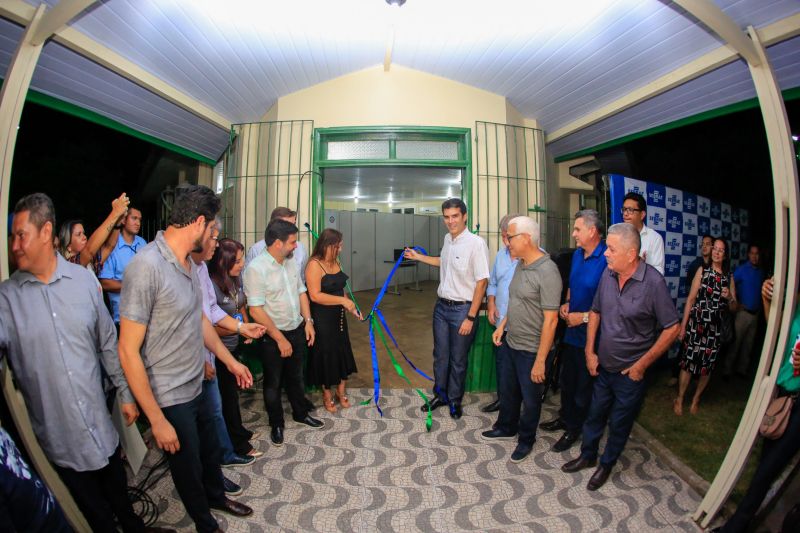 Para fomentar a economia, o turismo e a cultura do município de Moju e de toda a região do Baixo Tocantins, a Feira Agrocultural promove uma extensa programação, com exposições de produtos agrícolas e de artesanato, venda de comidas típicas, prestação de serviços à comunidade, apresentação de alunos de escolas municipais e estaduais, shows de artistas locais e nacionais e concurso de beleza. O governador do Pará, Helder Barbalho, foi ao evento na noite desta sexta-feira (29) conhecer o trabalho de agricultores e empreendedores de Moju e outros municípios da região. <div class='credito_fotos'>Foto: Marco Santos / Ag. Pará   |   <a href='/midias/2019/originais/5709_bfa6195c-b04f-87e8-89e9-505984a960ac.jpg' download><i class='fa-solid fa-download'></i> Download</a></div>