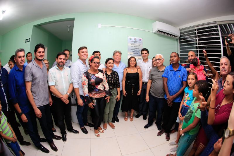 Para fomentar a economia, o turismo e a cultura do município de Moju e de toda a região do Baixo Tocantins, a Feira Agrocultural promove uma extensa programação, com exposições de produtos agrícolas e de artesanato, venda de comidas típicas, prestação de serviços à comunidade, apresentação de alunos de escolas municipais e estaduais, shows de artistas locais e nacionais e concurso de beleza. O governador do Pará, Helder Barbalho, foi ao evento na noite desta sexta-feira (29) conhecer o trabalho de agricultores e empreendedores de Moju e outros municípios da região. <div class='credito_fotos'>Foto: Marco Santos / Ag. Pará   |   <a href='/midias/2019/originais/5709_c2d6a7d8-a39d-51ef-1302-374b6c6f7ecf.jpg' download><i class='fa-solid fa-download'></i> Download</a></div>