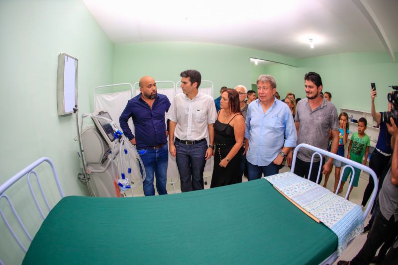 Para fomentar a economia, o turismo e a cultura do município de Moju e de toda a região do Baixo Tocantins, a Feira Agrocultural promove uma extensa programação, com exposições de produtos agrícolas e de artesanato, venda de comidas típicas, prestação de serviços à comunidade, apresentação de alunos de escolas municipais e estaduais, shows de artistas locais e nacionais e concurso de beleza. O governador do Pará, Helder Barbalho, foi ao evento na noite desta sexta-feira (29) conhecer o trabalho de agricultores e empreendedores de Moju e outros municípios da região. <div class='credito_fotos'>Foto: Marco Santos / Ag. Pará   |   <a href='/midias/2019/originais/5709_c3487830-4ad0-369d-675c-cbc6b3bea0c7.jpg' download><i class='fa-solid fa-download'></i> Download</a></div>