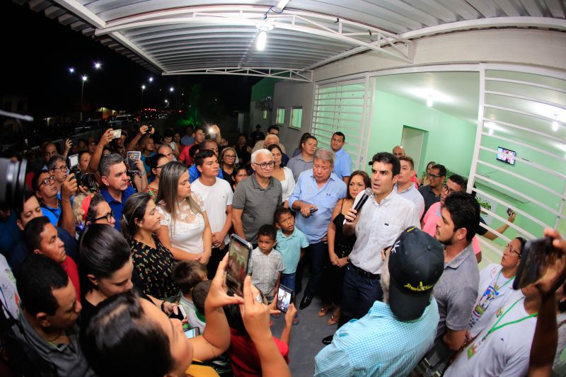 Para fomentar a economia, o turismo e a cultura do município de Moju e de toda a região do Baixo Tocantins, a Feira Agrocultural promove uma extensa programação, com exposições de produtos agrícolas e de artesanato, venda de comidas típicas, prestação de serviços à comunidade, apresentação de alunos de escolas municipais e estaduais, shows de artistas locais e nacionais e concurso de beleza. O governador do Pará, Helder Barbalho, foi ao evento na noite desta sexta-feira (29) conhecer o trabalho de agricultores e empreendedores de Moju e outros municípios da região. <div class='credito_fotos'>Foto: Marco Santos / Ag. Pará   |   <a href='/midias/2019/originais/5709_ce5c71a8-f4fc-c007-deda-a0163e87dc6d.jpg' download><i class='fa-solid fa-download'></i> Download</a></div>