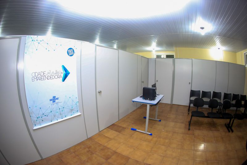 Para fomentar a economia, o turismo e a cultura do município de Moju e de toda a região do Baixo Tocantins, a Feira Agrocultural promove uma extensa programação, com exposições de produtos agrícolas e de artesanato, venda de comidas típicas, prestação de serviços à comunidade, apresentação de alunos de escolas municipais e estaduais, shows de artistas locais e nacionais e concurso de beleza. O governador do Pará, Helder Barbalho, foi ao evento na noite desta sexta-feira (29) conhecer o trabalho de agricultores e empreendedores de Moju e outros municípios da região. <div class='credito_fotos'>Foto: Marco Santos / Ag. Pará   |   <a href='/midias/2019/originais/5709_d1b5f24f-5465-ce8a-098e-6a84dbb89a7b.jpg' download><i class='fa-solid fa-download'></i> Download</a></div>