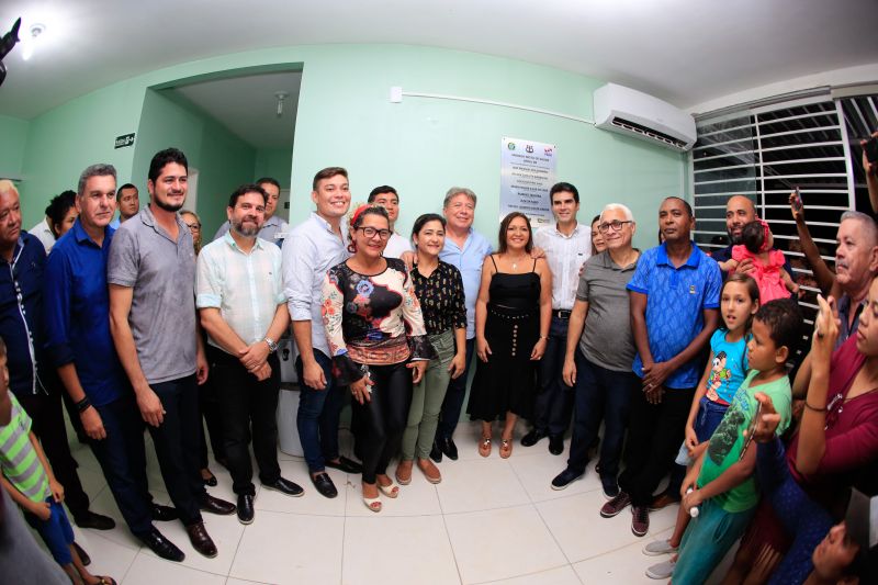 Para fomentar a economia, o turismo e a cultura do município de Moju e de toda a região do Baixo Tocantins, a Feira Agrocultural promove uma extensa programação, com exposições de produtos agrícolas e de artesanato, venda de comidas típicas, prestação de serviços à comunidade, apresentação de alunos de escolas municipais e estaduais, shows de artistas locais e nacionais e concurso de beleza. O governador do Pará, Helder Barbalho, foi ao evento na noite desta sexta-feira (29) conhecer o trabalho de agricultores e empreendedores de Moju e outros municípios da região. <div class='credito_fotos'>Foto: Marco Santos / Ag. Pará   |   <a href='/midias/2019/originais/5709_d1d7042e-a16a-0713-c049-2faa599dfc83.jpg' download><i class='fa-solid fa-download'></i> Download</a></div>