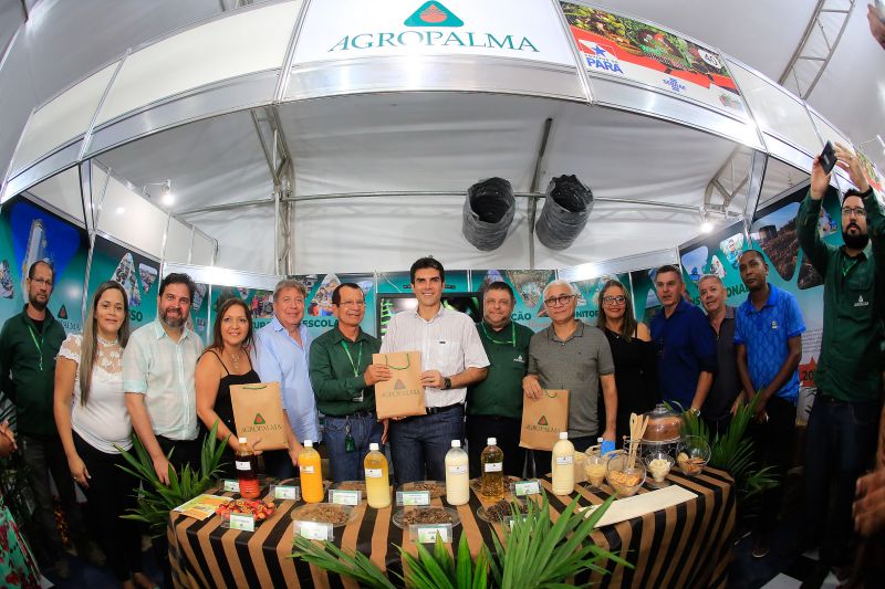 Para fomentar a economia, o turismo e a cultura do município de Moju e de toda a região do Baixo Tocantins, a Feira Agrocultural promove uma extensa programação, com exposições de produtos agrícolas e de artesanato, venda de comidas típicas, prestação de serviços à comunidade, apresentação de alunos de escolas municipais e estaduais, shows de artistas locais e nacionais e concurso de beleza. O governador do Pará, Helder Barbalho, foi ao evento na noite desta sexta-feira (29) conhecer o trabalho de agricultores e empreendedores de Moju e outros municípios da região. <div class='credito_fotos'>Foto: Marco Santos / Ag. Pará   |   <a href='/midias/2019/originais/5709_e8d4004a-a2fc-c610-d535-d56446806fc5.jpg' download><i class='fa-solid fa-download'></i> Download</a></div>