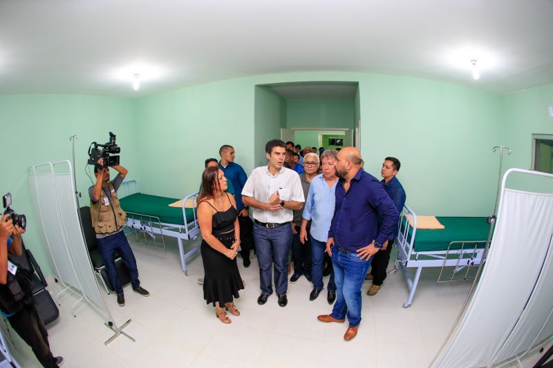 Para fomentar a economia, o turismo e a cultura do município de Moju e de toda a região do Baixo Tocantins, a Feira Agrocultural promove uma extensa programação, com exposições de produtos agrícolas e de artesanato, venda de comidas típicas, prestação de serviços à comunidade, apresentação de alunos de escolas municipais e estaduais, shows de artistas locais e nacionais e concurso de beleza. O governador do Pará, Helder Barbalho, foi ao evento na noite desta sexta-feira (29) conhecer o trabalho de agricultores e empreendedores de Moju e outros municípios da região. <div class='credito_fotos'>Foto: Marco Santos / Ag. Pará   |   <a href='/midias/2019/originais/5709_e9a7df08-e67c-8e02-a52c-442fe7f547bf.jpg' download><i class='fa-solid fa-download'></i> Download</a></div>