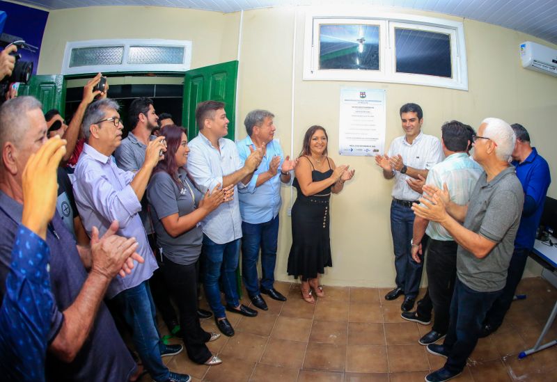 Para fomentar a economia, o turismo e a cultura do município de Moju e de toda a região do Baixo Tocantins, a Feira Agrocultural promove uma extensa programação, com exposições de produtos agrícolas e de artesanato, venda de comidas típicas, prestação de serviços à comunidade, apresentação de alunos de escolas municipais e estaduais, shows de artistas locais e nacionais e concurso de beleza. O governador do Pará, Helder Barbalho, foi ao evento na noite desta sexta-feira (29) conhecer o trabalho de agricultores e empreendedores de Moju e outros municípios da região. <div class='credito_fotos'>Foto: Marco Santos / Ag. Pará   |   <a href='/midias/2019/originais/5709_f45e97eb-a432-e86a-3902-4ffc67d25a01.jpg' download><i class='fa-solid fa-download'></i> Download</a></div>