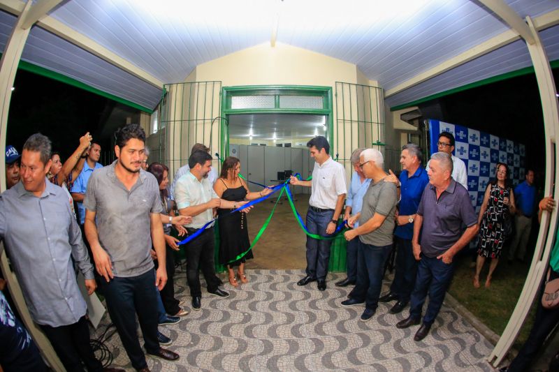 Para fomentar a economia, o turismo e a cultura do município de Moju e de toda a região do Baixo Tocantins, a Feira Agrocultural promove uma extensa programação, com exposições de produtos agrícolas e de artesanato, venda de comidas típicas, prestação de serviços à comunidade, apresentação de alunos de escolas municipais e estaduais, shows de artistas locais e nacionais e concurso de beleza. O governador do Pará, Helder Barbalho, foi ao evento na noite desta sexta-feira (29) conhecer o trabalho de agricultores e empreendedores de Moju e outros municípios da região. <div class='credito_fotos'>Foto: Marco Santos / Ag. Pará   |   <a href='/midias/2019/originais/5709_f66ad968-2842-09fe-154e-66ddd58806bd.jpg' download><i class='fa-solid fa-download'></i> Download</a></div>