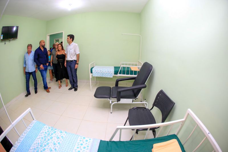 Para fomentar a economia, o turismo e a cultura do município de Moju e de toda a região do Baixo Tocantins, a Feira Agrocultural promove uma extensa programação, com exposições de produtos agrícolas e de artesanato, venda de comidas típicas, prestação de serviços à comunidade, apresentação de alunos de escolas municipais e estaduais, shows de artistas locais e nacionais e concurso de beleza. O governador do Pará, Helder Barbalho, foi ao evento na noite desta sexta-feira (29) conhecer o trabalho de agricultores e empreendedores de Moju e outros municípios da região. <div class='credito_fotos'>Foto: Marco Santos / Ag. Pará   |   <a href='/midias/2019/originais/5709_f8e46adf-f9a6-5e95-ddd4-89c07f5c5a2b.jpg' download><i class='fa-solid fa-download'></i> Download</a></div>