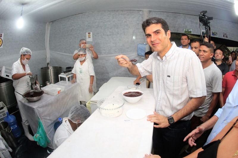 Para fomentar a economia, o turismo e a cultura do município de Moju e de toda a região do Baixo Tocantins, a Feira Agrocultural promove uma extensa programação, com exposições de produtos agrícolas e de artesanato, venda de comidas típicas, prestação de serviços à comunidade, apresentação de alunos de escolas municipais e estaduais, shows de artistas locais e nacionais e concurso de beleza. O governador do Pará, Helder Barbalho, foi ao evento na noite desta sexta-feira (29) conhecer o trabalho de agricultores e empreendedores de Moju e outros municípios da região. <div class='credito_fotos'>Foto: Marco Santos / Ag. Pará   |   <a href='/midias/2019/originais/5709_f8f90257-e719-a4ae-4fec-e3bb735e1744.jpg' download><i class='fa-solid fa-download'></i> Download</a></div>