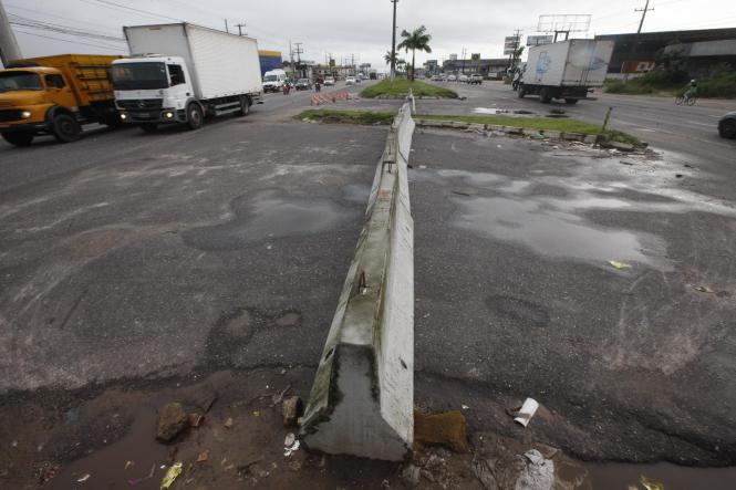 A BR-316, principal acesso rodoviário da capital paraense, passará nos próximos 19 meses pela maior intervenção estrutural desde que ganhou o atual formato de 6 pistas (3 pistas de entrada e 3 pistas de saída da cidade). Alguns trechos possuem, inclusive, 8 pistas. A obra de ampliação foi feita na década de 80, pelo Governo Federal. Desde então, a via passou por várias revitalizações de menor porte, como ocorreu no trecho entre a Prefeitura de Ananindeua e a sede do Clube Associação Atlética Banco do Brasil (AABB), na época em que o atual governador do Pará, Helder Barbalho, era prefeito do município da região metropolitana de Belém.

FOTO: FERNANDO ARAÚJO/AG. PARÁ
DATA: 23.01.2019
BELÉM - PARÁ <div class='credito_fotos'>Foto: Fernando Araújo/Ag. Pará   |   <a href='/midias/2019/originais/5712cb46-1bd1-4cd2-a021-5c449228e4f2.jpg' download><i class='fa-solid fa-download'></i> Download</a></div>