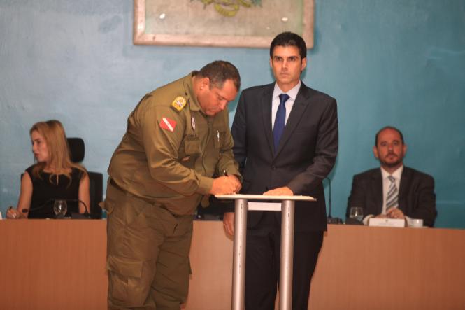 Na primeira manhã de trabalho do Governador Helder Barbalho, nesta quarta-feira (02), foi assinado ofício enviado ao Ministro da Justiça e Segurança Pública, Sérgio Fernando Moro, solicitando o emprego de 500 agentes da Força Nacional de Segurança Pública para imediato reforço do efetivo local e preservação da ordem pública. Helder ainda deu posse aos secretários, presidentes de instituições e diretores que fazem parte de sua equipe. Logo no inicio da manhã Helder Barbalho visitou as tropas da ação integrada da Secretaria de Estado de Segurança Pública (Segup) que leva o reforço da segurança para os bairros de Belém envolvendo cerca de 400 agentes. Durante a posse dos novos secretários (foto) o governador Helder Barbalho ressaltou a absoluta confiança nos nomeados cujas escolhas foram pautadas fundamentalmente por critérios técnicos e de acordo com a qualificação profissional de cada um deles. Para ele os critérios de escolha utilizados “permitirão um novo patamar de gestão ao Estado e que possamos o quanto antes fazer chegar à sociedade paraense as mudanças desejadas e reivindicadas por cada cidadão deste Estado”, comentou.

FOTO: CRISTINO MARTINS / AG. PARÁ
DATA: 02.01.2019
BELÉM - PARÁ <div class='credito_fotos'>Foto: Cristino Martins/Ag. Pará   |   <a href='/midias/2019/originais/5712ff2c-8fe9-4376-a0fc-d26c25ed1c93.jpg' download><i class='fa-solid fa-download'></i> Download</a></div>
