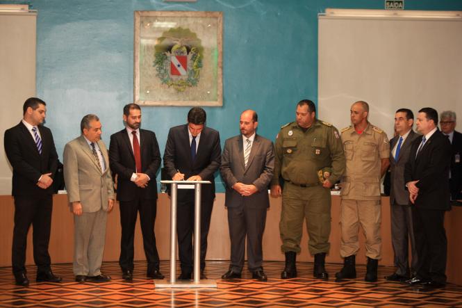 Por isso fiz questão de estae aqui como primeiro ato ao lado da tropa para demonstrar para a sociedade que esta causa, que é cara e sensível, que é promover a paz envolve e mobiliza a todo o governo, inclusive solicitando formalmente o pedido da força nacional”, ressaltou Helder (foto). 

FOTO: CRISTINO MARTINS / AG. PARÁ
DATA: 02.01.2018
BELÉM - PARÁ <div class='credito_fotos'>Foto: Cristino Martins/Ag. Pará   |   <a href='/midias/2019/originais/57154f94-fda6-4cd0-a95b-ba349364b057.jpg' download><i class='fa-solid fa-download'></i> Download</a></div>