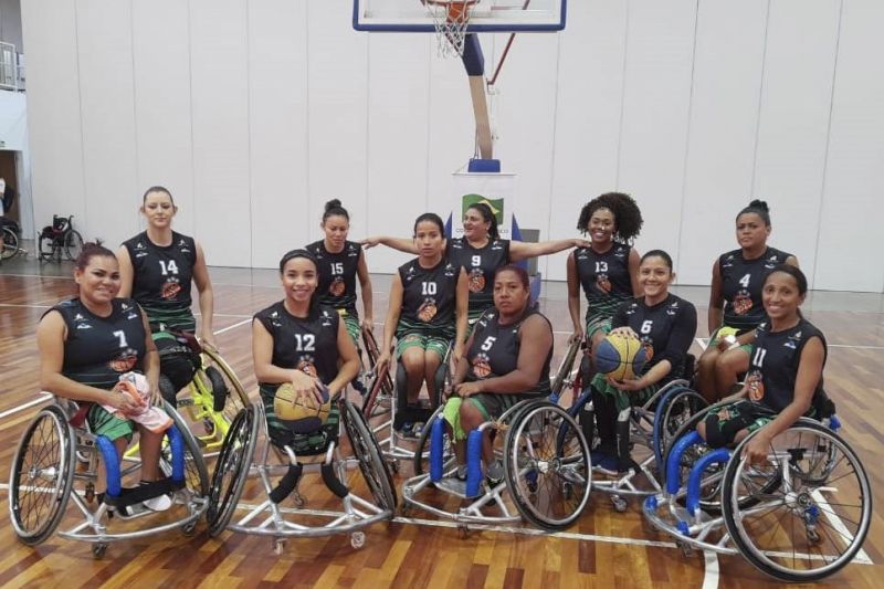 As paratletas Perla dos Santos, Adriene Oliveira Ozineide Lobato, Aída Nunes e Kátia do Socorro, da equipe All Star Rodas, retornaram ao Pará como vencedoras do Campeonato Brasileiro Feminino de Basquete em Cadeira de Rodas, realizado em São Paulo, no Centro de Treinamento do Comitê Paralímpico, encerrado na última sexta-feira (29), pela Confederação Brasileira de Basquetebol em Cadeira de Rodas. As campeãs são contempladas do Programa Bolsa Talento, gerenciado pela Secretaria de Estado de Esporte e Lazer (Seel). <div class='credito_fotos'>Foto: ASCOM / SEEL   |   <a href='/midias/2019/originais/5715_eeac39ab-2c6e-e5c3-ecf0-92dccc93b476.jpg' download><i class='fa-solid fa-download'></i> Download</a></div>