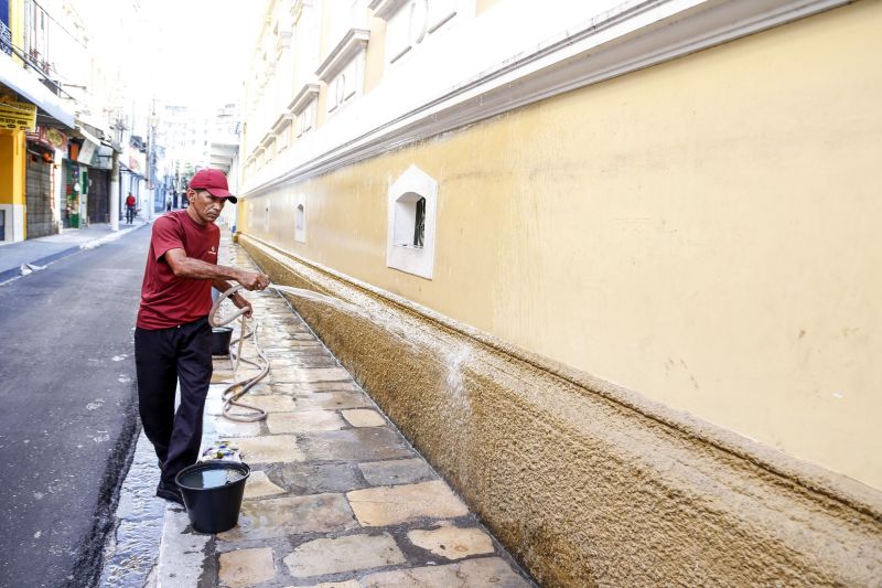Pensando na necessidade de preservação e conscientização do prédio do Arquivo Público do Pará (APEP) foi realizada, nesta segunda-feira (2), às 7h, a lavagem da parede externa e da calçada do prédio, uma ação de educação patrimonial desenvolvida entre Secretaria de Estado de Cultura (Secult) e trabalhadores ambulantes da área. <div class='credito_fotos'>Foto: MARIO QUADROS / ASCOM SECULT   |   <a href='/midias/2019/originais/5717_3e0a5479-02a1-1f4d-7043-fa708d9e3f53.jpg' download><i class='fa-solid fa-download'></i> Download</a></div>
