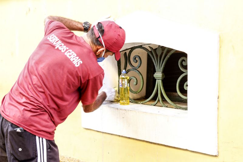 Pensando na necessidade de preservação e conscientização do prédio do Arquivo Público do Pará (APEP) foi realizada, nesta segunda-feira (2), às 7h, a lavagem da parede externa e da calçada do prédio, uma ação de educação patrimonial desenvolvida entre Secretaria de Estado de Cultura (Secult) e trabalhadores ambulantes da área. <div class='credito_fotos'>Foto: MARIO QUADROS / ASCOM SECULT   |   <a href='/midias/2019/originais/5717_8f57686c-00e4-e4e2-7182-2fcf2c03c8f6.jpg' download><i class='fa-solid fa-download'></i> Download</a></div>