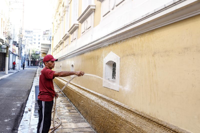 Pensando na necessidade de preservação e conscientização do prédio do Arquivo Público do Pará (APEP) foi realizada, nesta segunda-feira (2), às 7h, a lavagem da parede externa e da calçada do prédio, uma ação de educação patrimonial desenvolvida entre Secretaria de Estado de Cultura (Secult) e trabalhadores ambulantes da área. <div class='credito_fotos'>Foto: MARIO QUADROS / ASCOM SECULT   |   <a href='/midias/2019/originais/5717_92fa3838-d95b-b3e2-8790-a39136ff8c69.jpg' download><i class='fa-solid fa-download'></i> Download</a></div>