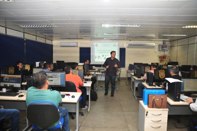 A Academia da Polícia Civil (Acadepol) deu início, nesta quarta-feira (15), ao Curso de Técnicas Policiais Envolvendo Comunicações Telefônicas, na sala do Telecentro, na Delegacia-Geral, em Belém. Ao todo, 23 policiais civis, lotados em Delegacias vinculadas às Diretorias Operacionais da capital e interior do Estado, e Corregedoria da Polícia Civil, irão participar do treinamento previsto para encerrar na próxima sexta-feira (17). 

FOTO: ASCOM / POLÍCIA CIVIL
DATA: 15.05.2019
BELÉM - PARÁ <div class='credito_fotos'>Foto: Ascom / Policia Civil   |   <a href='/midias/2019/originais/572001c1-25b3-4658-be82-92f0d0c9b547.jpg' download><i class='fa-solid fa-download'></i> Download</a></div>