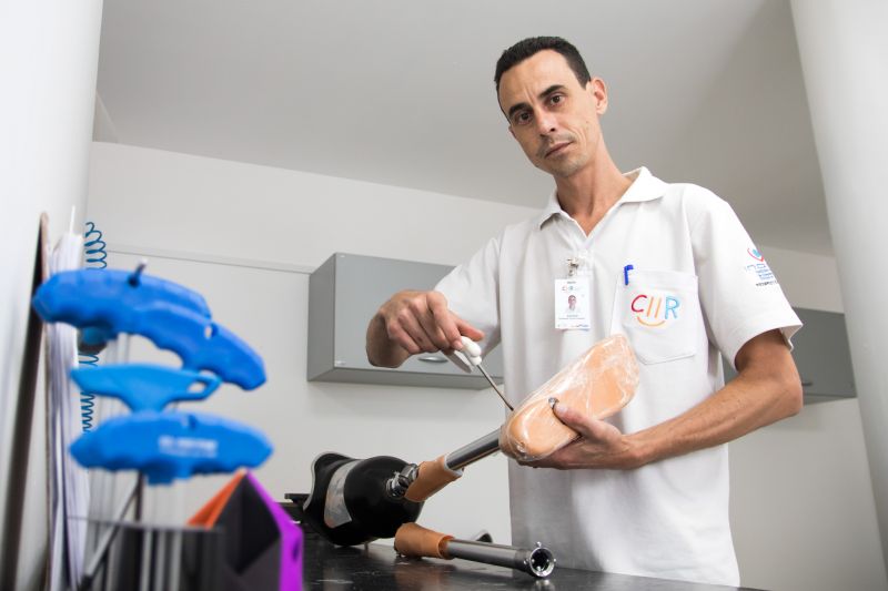 CIIR 03/12/2019

Assistência e reabilitação de pessoas com deficiência.
Na foto: Alex da Silva, Coordenador da oficina.
 <div class='credito_fotos'>Foto: Pedro Guerreiro / Ag. Pará   |   <a href='/midias/2019/originais/5722_85ff730a-3058-37f2-b45c-a4bfa092b4f8.jpg' download><i class='fa-solid fa-download'></i> Download</a></div>