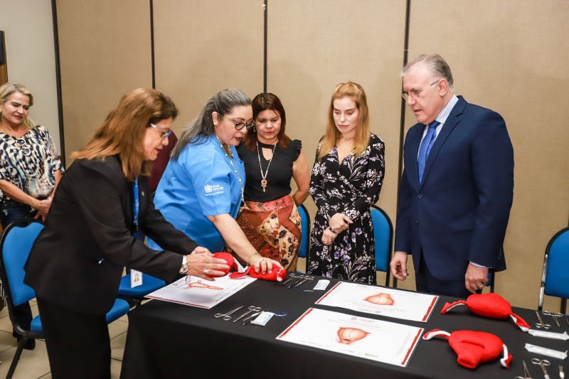 O ensino e o compartilhamento de procedimentos básicos de saúde para proteger gestantes e bebês no momento do parto é o principal objetivo da Oficina de Capacitação Zero Morte Materna por Hemorragia, iniciada nesta terça-feira (3). <div class='credito_fotos'>Foto: Marco Santos / Ag. Pará   |   <a href='/midias/2019/originais/5723_57d440e8-237b-1742-bfb7-8a382d528897.jpg' download><i class='fa-solid fa-download'></i> Download</a></div>