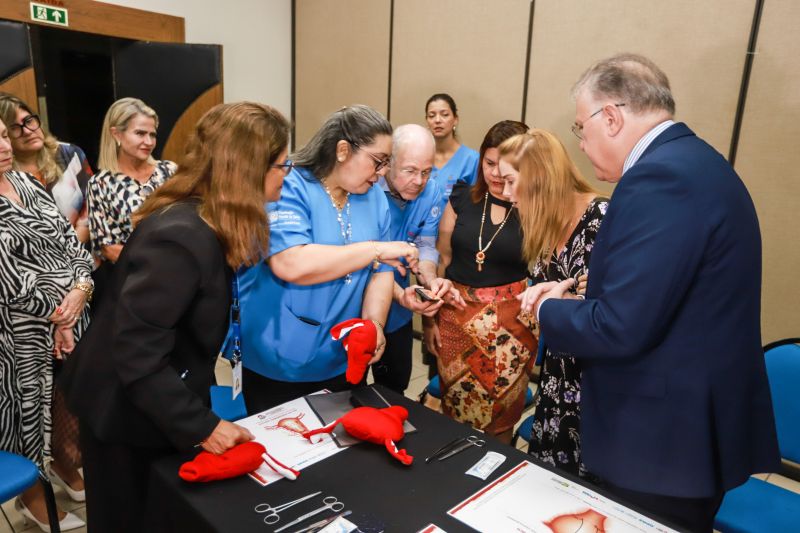 O ensino e o compartilhamento de procedimentos básicos de saúde para proteger gestantes e bebês no momento do parto é o principal objetivo da Oficina de Capacitação Zero Morte Materna por Hemorragia, iniciada nesta terça-feira (3). <div class='credito_fotos'>Foto: Marco Santos / Ag. Pará   |   <a href='/midias/2019/originais/5723_e354b4da-206c-6868-1f95-85a6e0e3a694.jpg' download><i class='fa-solid fa-download'></i> Download</a></div>