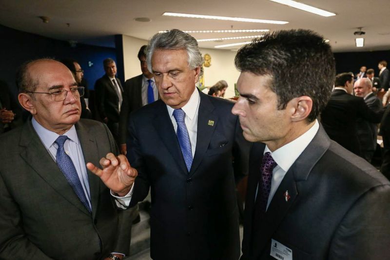 Nesta terça-feira (03), o governador do Pará, Helder Barbalho, acompanhado de outros governadores da federação e procuradores, participaram da reunião no Supremo Tribunal Federal, em Brasília, que discutiu as compensações da Lei Kandir, que isentou o ICMS sobre as exportações de produtos primários e semielaborados como o minério. <div class='credito_fotos'>Foto: Jailson Sam / Divulgação   |   <a href='/midias/2019/originais/5725_35fd2fe2-2d7f-34e6-0135-3912fd70ab72.jpg' download><i class='fa-solid fa-download'></i> Download</a></div>