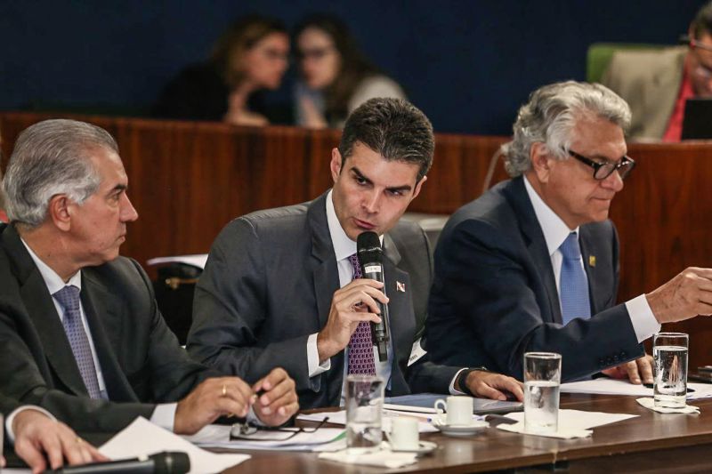Nesta terça-feira (03), o governador do Pará, Helder Barbalho, acompanhado de outros governadores da federação e procuradores, participaram da reunião no Supremo Tribunal Federal, em Brasília, que discutiu as compensações da Lei Kandir, que isentou o ICMS sobre as exportações de produtos primários e semielaborados como o minério. <div class='credito_fotos'>Foto: Jailson Sam / Divulgação   |   <a href='/midias/2019/originais/5725_7b7a355a-515e-c886-2da0-6bd6f3edfb19.jpg' download><i class='fa-solid fa-download'></i> Download</a></div>