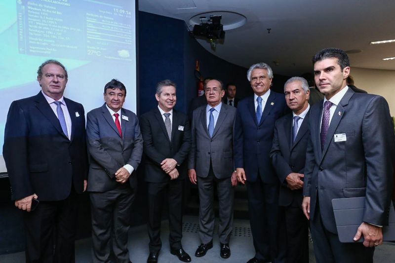 Nesta terça-feira (03), o governador do Pará, Helder Barbalho, acompanhado de outros governadores da federação e procuradores, participaram da reunião no Supremo Tribunal Federal, em Brasília, que discutiu as compensações da Lei Kandir, que isentou o ICMS sobre as exportações de produtos primários e semielaborados como o minério. <div class='credito_fotos'>Foto: Jailson Sam / Divulgação   |   <a href='/midias/2019/originais/5725_a1fbc258-6de6-ac2f-3a39-4530868f43b0.jpg' download><i class='fa-solid fa-download'></i> Download</a></div>