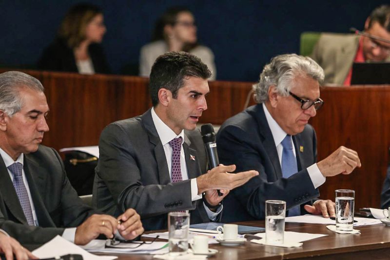 Nesta terça-feira (03), o governador do Pará, Helder Barbalho, acompanhado de outros governadores da federação e procuradores, participaram da reunião no Supremo Tribunal Federal, em Brasília, que discutiu as compensações da Lei Kandir, que isentou o ICMS sobre as exportações de produtos primários e semielaborados como o minério. <div class='credito_fotos'>Foto: Jailson Sam / Divulgação   |   <a href='/midias/2019/originais/5725_adcf3ece-d89f-b3d4-4371-f9943650caca.jpg' download><i class='fa-solid fa-download'></i> Download</a></div>