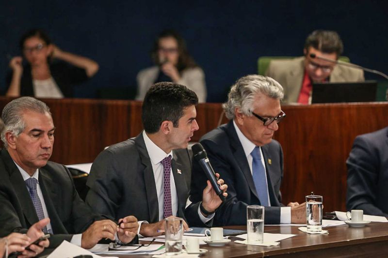 Nesta terça-feira (03), o governador do Pará, Helder Barbalho, acompanhado de outros governadores da federação e procuradores, participaram da reunião no Supremo Tribunal Federal, em Brasília, que discutiu as compensações da Lei Kandir, que isentou o ICMS sobre as exportações de produtos primários e semielaborados como o minério. <div class='credito_fotos'>Foto: Jailson Sam / Divulgação   |   <a href='/midias/2019/originais/5725_f08e2a58-95d9-a827-1d30-8ff34c9681f3.jpg' download><i class='fa-solid fa-download'></i> Download</a></div>
