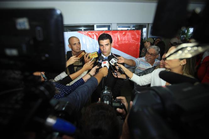 O governador Helder Barbalho empossou, na tarde desta sexta-feira (11), em Belém, o novo comandante-geral do Corpo de Bombeiros do Pará, Coronel QOBM Hayman Apolo Gomes de Souza, que também assumiu a coordenação da Defesa Civil Estadual. Até então, o Coronel Hayman – que tem 49 anos de idade e 26 anos de serviços prestados ao Corpo de Bombeiros – exercia a função de diretor de serviços técnicos da corporação.  

FOTO: THIAGO GOMES/ AG. PARÁ
DATA: 12.01.2019
BELÉM - PARÁ <div class='credito_fotos'>Foto: Thiago Gomes /Ag. Pará   |   <a href='/midias/2019/originais/57272902-903e-4779-a6a2-b7469f1c241e.jpg' download><i class='fa-solid fa-download'></i> Download</a></div>