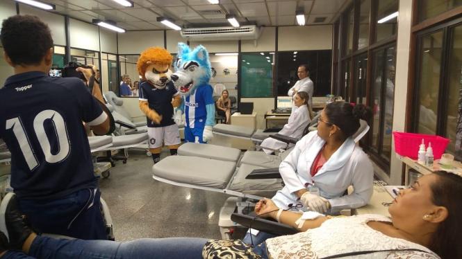 Será neste domingo (24), às 16h, durante o clássico REXPA, o lançamento oficial da campanha “Doadores Futebol Clube”, promovida pela Cultura Rede de Comunicação, em parceria com a Fundação Centro de Hemoterapia e Hematologia (Hemopa) e os clubes Remo e Paysandu.
Os mascotes do Remo e Paysandu visitaram a sede do Hemopa para estimular a doação

FOTO: ASCOM / HEMOPA
DATA: 23.03.2019
BELÉM - PARÁ <div class='credito_fotos'>Foto: Ascom Hemopa   |   <a href='/midias/2019/originais/5732c361-65c3-403a-b7bd-1a595f87af08.jpg' download><i class='fa-solid fa-download'></i> Download</a></div>