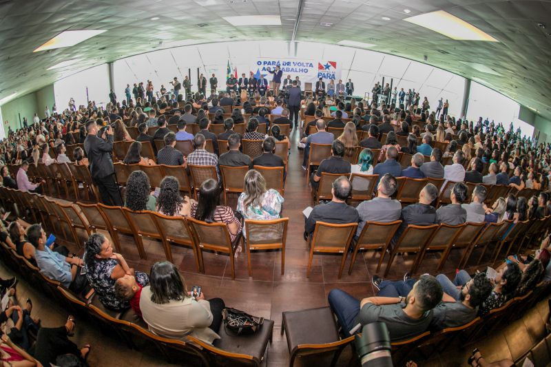 O Governo do Pará, por meio da Secretaria de Estado de Administração Penitenciária (Seap), realizou na manhã desta quinta-feira (5), no Hangar, a posse dos 389 novos profissionais concursados. A cerimônia foi presidida pelo governador do Estado do Pará, Helder Barbalho, e contou com a presença do secretário de Administração Penitenciária, Jarbas Vasconcelos, além de outras autoridades. <div class='credito_fotos'>Foto: Marco Santos / Ag. Pará   |   <a href='/midias/2019/originais/5734_05c41dcd-9f20-04b2-9907-b5750959f6ae.jpg' download><i class='fa-solid fa-download'></i> Download</a></div>