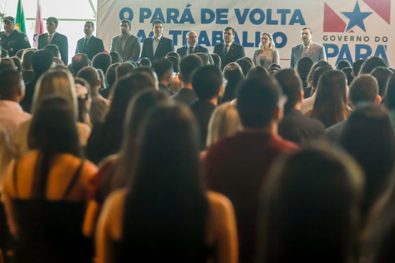 O Governo do Pará, por meio da Secretaria de Estado de Administração Penitenciária (Seap), realizou na manhã desta quinta-feira (5), no Hangar, a posse dos 389 novos profissionais concursados. A cerimônia foi presidida pelo governador do Estado do Pará, Helder Barbalho, e contou com a presença do secretário de Administração Penitenciária, Jarbas Vasconcelos, além de outras autoridades. <div class='credito_fotos'>Foto: Marco Santos / Ag. Pará   |   <a href='/midias/2019/originais/5734_077a2eb1-629e-2542-f107-1934318d8cca.jpg' download><i class='fa-solid fa-download'></i> Download</a></div>