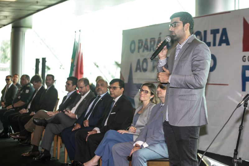 O Governo do Pará, por meio da Secretaria de Estado de Administração Penitenciária (Seap), realizou na manhã desta quinta-feira (5), no Hangar, a posse dos 389 novos profissionais concursados. A cerimônia foi presidida pelo governador do Estado do Pará, Helder Barbalho, e contou com a presença do secretário de Administração Penitenciária, Jarbas Vasconcelos, além de outras autoridades. <div class='credito_fotos'>Foto: Marco Santos / Ag. Pará   |   <a href='/midias/2019/originais/5734_15d2f308-631e-ccf9-9ec0-227e482775f1.jpg' download><i class='fa-solid fa-download'></i> Download</a></div>