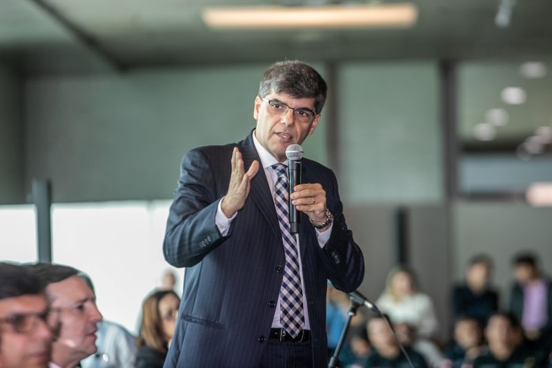 O Governo do Pará, por meio da Secretaria de Estado de Administração Penitenciária (Seap), realizou na manhã desta quinta-feira (5), no Hangar, a posse dos 389 novos profissionais concursados. A cerimônia foi presidida pelo governador do Estado do Pará, Helder Barbalho, e contou com a presença do secretário de Administração Penitenciária, Jarbas Vasconcelos, além de outras autoridades. <div class='credito_fotos'>Foto: Marco Santos / Ag. Pará   |   <a href='/midias/2019/originais/5734_1644d7c6-fc44-f2d6-009a-7e5db32947de.jpg' download><i class='fa-solid fa-download'></i> Download</a></div>