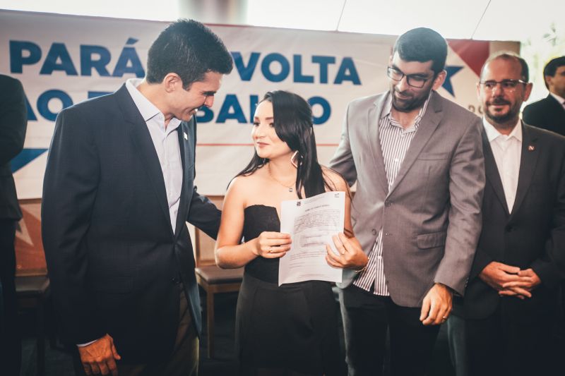 O Governo do Pará, por meio da Secretaria de Estado de Administração Penitenciária (Seap), realizou na manhã desta quinta-feira (5), no Hangar, a posse dos 389 novos profissionais concursados. A cerimônia foi presidida pelo governador do Estado do Pará, Helder Barbalho, e contou com a presença do secretário de Administração Penitenciária, Jarbas Vasconcelos, além de outras autoridades. <div class='credito_fotos'>Foto: Marco Santos / Ag. Pará   |   <a href='/midias/2019/originais/5734_259da587-f874-c8c2-499e-64a6b5b0683d.jpg' download><i class='fa-solid fa-download'></i> Download</a></div>