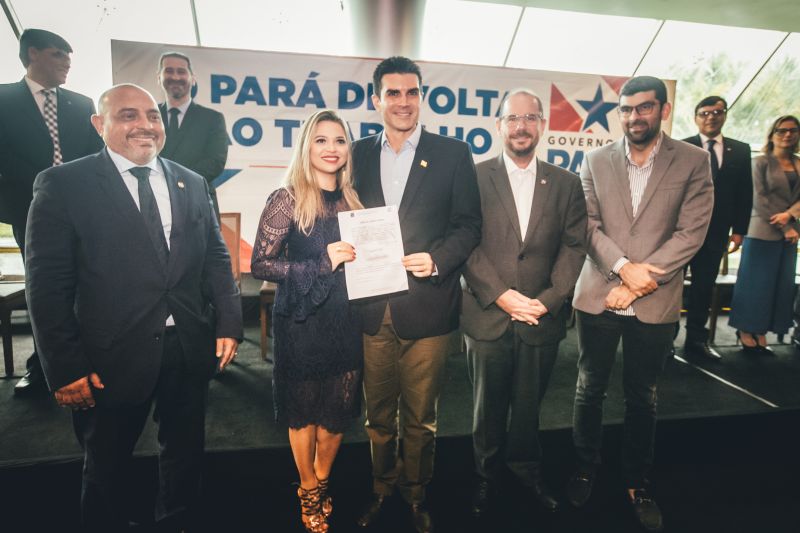 O Governo do Pará, por meio da Secretaria de Estado de Administração Penitenciária (Seap), realizou na manhã desta quinta-feira (5), no Hangar, a posse dos 389 novos profissionais concursados. A cerimônia foi presidida pelo governador do Estado do Pará, Helder Barbalho, e contou com a presença do secretário de Administração Penitenciária, Jarbas Vasconcelos, além de outras autoridades. <div class='credito_fotos'>Foto: Marco Santos / Ag. Pará   |   <a href='/midias/2019/originais/5734_2c923f6e-765a-d0cc-6d56-215cd1a60e87.jpg' download><i class='fa-solid fa-download'></i> Download</a></div>