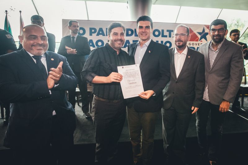 O Governo do Pará, por meio da Secretaria de Estado de Administração Penitenciária (Seap), realizou na manhã desta quinta-feira (5), no Hangar, a posse dos 389 novos profissionais concursados. A cerimônia foi presidida pelo governador do Estado do Pará, Helder Barbalho, e contou com a presença do secretário de Administração Penitenciária, Jarbas Vasconcelos, além de outras autoridades. <div class='credito_fotos'>Foto: Marco Santos / Ag. Pará   |   <a href='/midias/2019/originais/5734_311ab143-983b-09f5-d89a-1212d14449ca.jpg' download><i class='fa-solid fa-download'></i> Download</a></div>