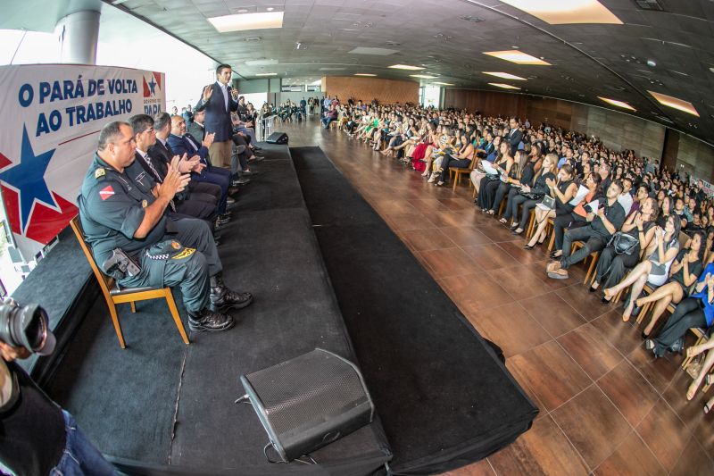 O Governo do Pará, por meio da Secretaria de Estado de Administração Penitenciária (Seap), realizou na manhã desta quinta-feira (5), no Hangar, a posse dos 389 novos profissionais concursados. A cerimônia foi presidida pelo governador do Estado do Pará, Helder Barbalho, e contou com a presença do secretário de Administração Penitenciária, Jarbas Vasconcelos, além de outras autoridades. <div class='credito_fotos'>Foto: Marco Santos / Ag. Pará   |   <a href='/midias/2019/originais/5734_43b6092a-617d-9791-aaee-2c373fa6db4d.jpg' download><i class='fa-solid fa-download'></i> Download</a></div>