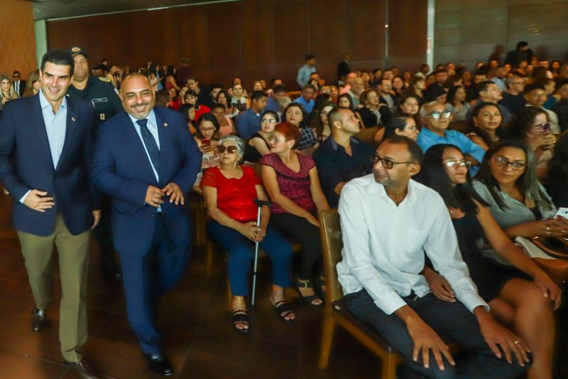 O Governo do Pará, por meio da Secretaria de Estado de Administração Penitenciária (Seap), realizou na manhã desta quinta-feira (5), no Hangar, a posse dos 389 novos profissionais concursados. A cerimônia foi presidida pelo governador do Estado do Pará, Helder Barbalho, e contou com a presença do secretário de Administração Penitenciária, Jarbas Vasconcelos, além de outras autoridades. <div class='credito_fotos'>Foto: Marco Santos / Ag. Pará   |   <a href='/midias/2019/originais/5734_48a78e8e-0baa-1eff-1564-5f13edfd3195.jpg' download><i class='fa-solid fa-download'></i> Download</a></div>