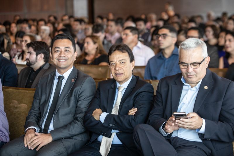 O Governo do Pará, por meio da Secretaria de Estado de Administração Penitenciária (Seap), realizou na manhã desta quinta-feira (5), no Hangar, a posse dos 389 novos profissionais concursados. A cerimônia foi presidida pelo governador do Estado do Pará, Helder Barbalho, e contou com a presença do secretário de Administração Penitenciária, Jarbas Vasconcelos, além de outras autoridades. <div class='credito_fotos'>Foto: Marco Santos / Ag. Pará   |   <a href='/midias/2019/originais/5734_4f258eef-d1dd-1b08-b106-c8d3a06482ed.jpg' download><i class='fa-solid fa-download'></i> Download</a></div>